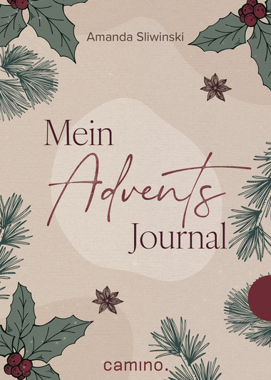Buchcover mit dem Titel 'Mein Advents Journal' in großer, dekorativer Schrift. Im Hintergrund sind grüne Tannenzweige, Stechpalmenblätter und rote Beeren auf beigem Grund verteilt. Oben steht der Name 'Amanda Sliwinski'. Unten ist der Schriftzug 'camino.' zu sehen. Das Design wirkt festlich und weihnachtlich.