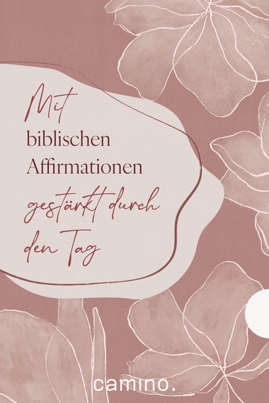 Ein Buch mit rosafarbenem Einband, verziert mit großflächigen, weißen Linienzeichnungen von Blüten. Auf der Vorderseite steht in geschwungener und geradliniger Schrift: 'Mit biblischen Affirmationen gestärkt durch den Tag'. Unten ist der Schriftzug 'camino.' zu sehen. Der Buchrücken ist ebenfalls sichtbar und zeigt das gleiche Farbschema und florale Muster.