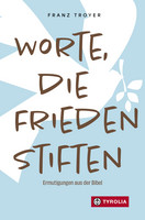 Hellblauer Buchumschlag mit großflächigem, weißem grafischem Motiv, das an ein stilisiertes Band mit Blatt erinnert. Im oberen Bereich steht der Name 'Franz Troyer'. Darunter ist in großen, braunen Buchstaben der Titel 'Worte, die Frieden stiften' zentriert angeordnet. Im unteren Bereich befindet sich der Untertitel 'Ermutigungen aus der Bibel' in kleinerer Schrift. Rechts unten ist das rot-weiße Tyrolia-Logo mit Schriftzug und stilisiertem Buchsymbol abgebildet.