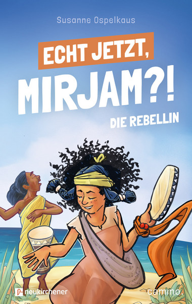 Zwei Mädchen stehen am Strand vor blauem Himmel. Im Vordergrund hält ein Mädchen mit lockigen Haaren, die mit einem Tuch gebunden sind, eine Trommel in der linken Hand und einen Stock in der rechten Hand. Sie trägt ein ärmelloses, helles Kleid. Im Hintergrund läuft ein weiteres Mädchen mit langen, glatten Haaren und einem gelben Kleid am Wasser entlang. Oben auf dem Bild steht in großen, weißen und orangefarbenen Buchstaben der Titel des Buches. Unten links befindet sich das Logo des Verlages.