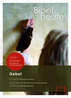 Eine Person hält eine schwarze Feder vor eine hell gemusterte Wand, im Vordergrund unscharf der Hinterkopf mit hellen Haaren, darüber der Titel 'Bibel heute' und Text zu Gebet und Psalmen