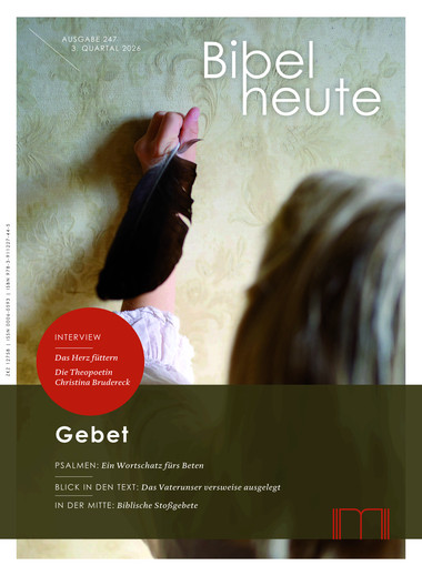 Eine Person hält eine schwarze Feder vor eine hell gemusterte Wand, im Vordergrund unscharf der Hinterkopf mit hellen Haaren, darüber der Titel 'Bibel heute' und Text zu Gebet und Psalmen