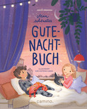 Ein illustriertes Kinderbuch mit dem Titel 'Mein schönstes Gutenachtbuch' zeigt zwei Kinder in einem gemütlich eingerichteten Zimmer. Ein Junge im Schlafanzug mit Sternenmuster sitzt auf einem Bett, während ein Mädchen mit blonden Haaren auf einem Stuhl daneben ein Buch hält. Zwischen ihnen liegt ein Plüschtier in Form eines Hahns. Im Hintergrund hängen Lichterketten vor einem Fenster mit Blick auf einen abendlichen Himmel. Die Szene ist in warmen Farben gehalten und vermittelt eine ruhige, einladende Atmosphäre.