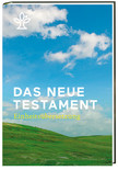 Buchcover mit Foto einer grünen Hügellandschaft unter blauem Himmel mit weißen Wolken. Oben links das weiße Lebensbaum-Symbol. Titel in Weiß und Gelb: „Das Neue Testament – Einheitsübersetzung“.