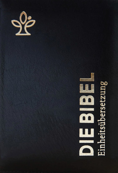  Schwarzer Bucheinband mit goldfarbenem Symbol in der linken oberen Ecke und goldener, senkrecht verlaufender Aufschrift auf der rechten Seite. Die Schrift lautet: 'DIE BIBEL Einheitsübersetzung'. Die Oberfläche des Einbands wirkt leicht strukturiert.